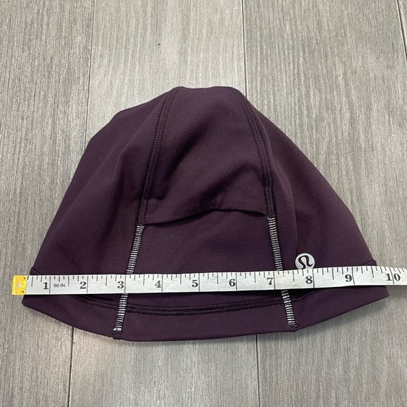 Lululemon Run It Out Toque Black Cherry OS Purple Beanie Hat Pony Tail Opening - Picture 9 of 10